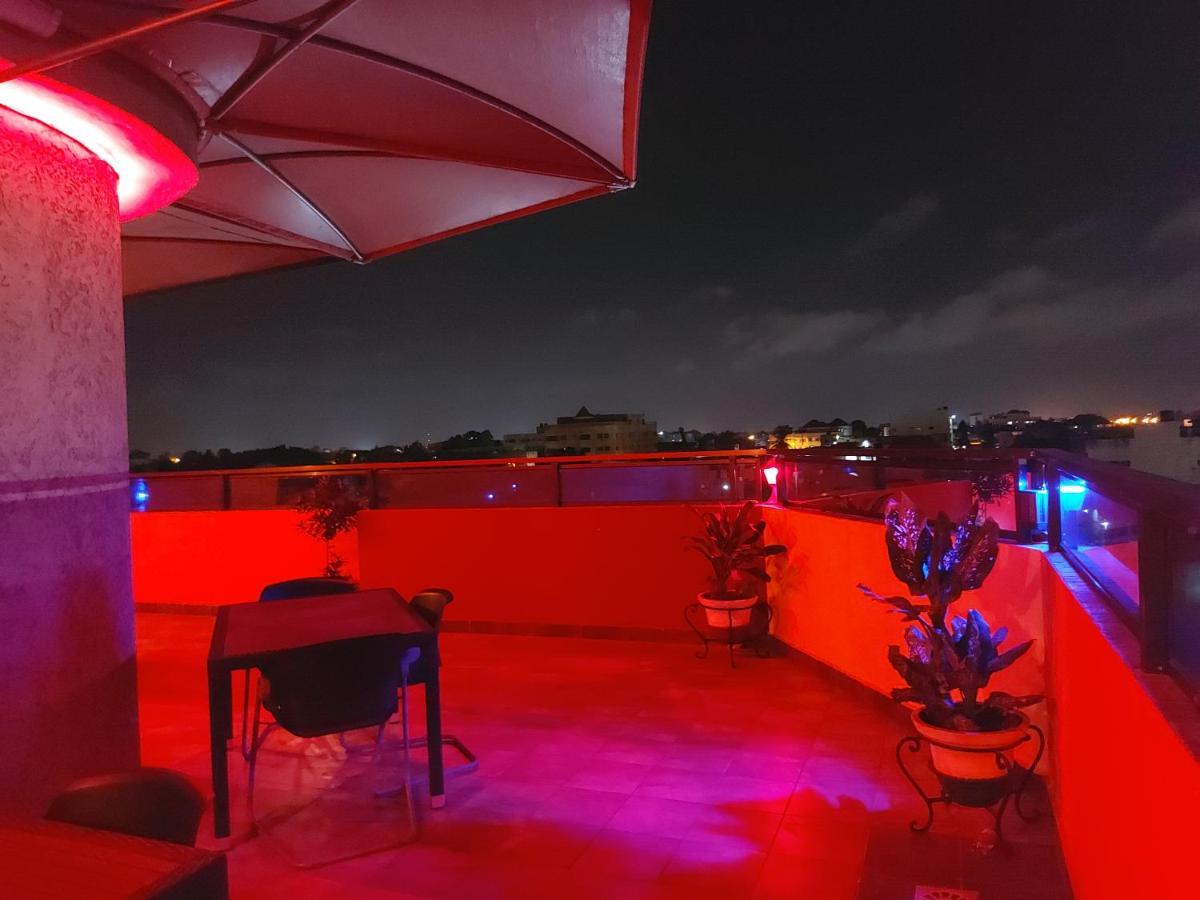 Royal Blue Guest House & Bar 洛美 外观 照片