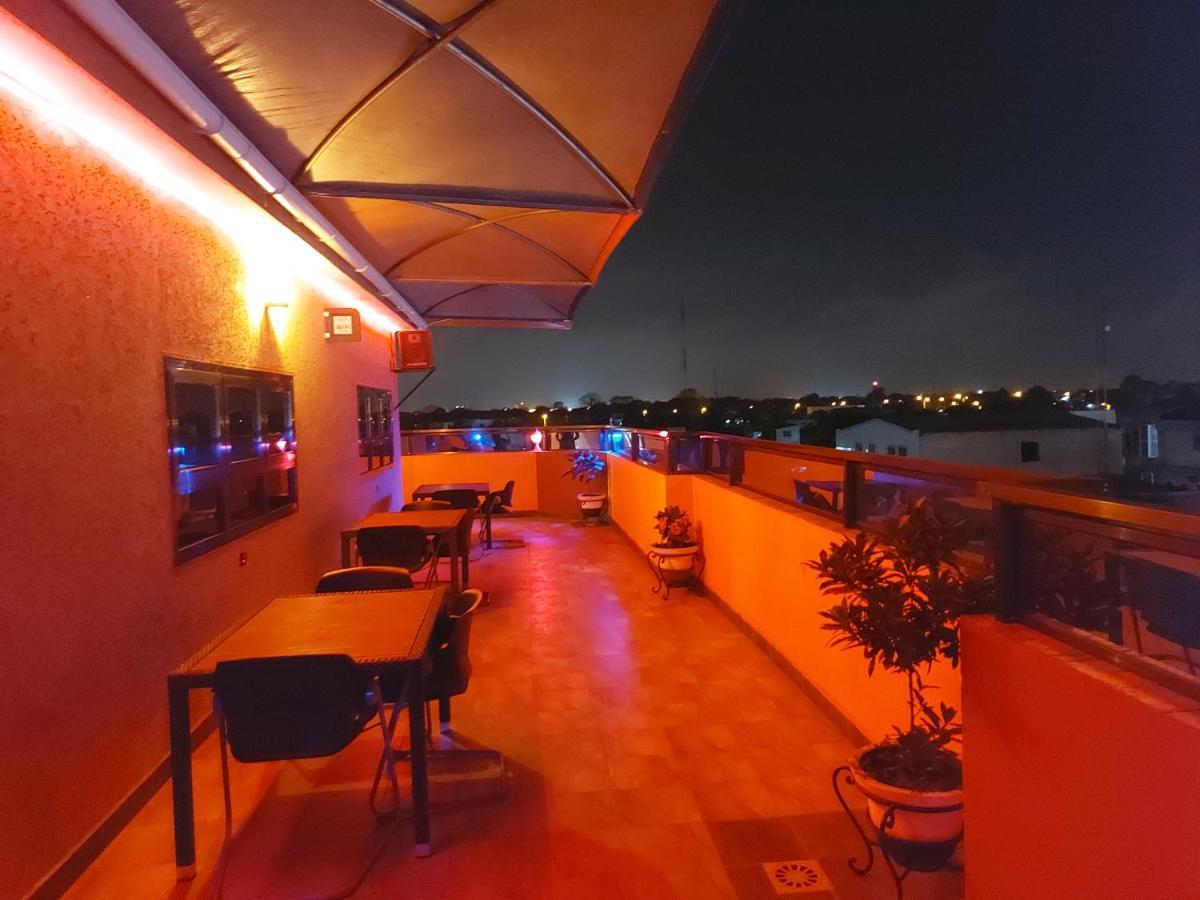 Royal Blue Guest House & Bar 洛美 外观 照片
